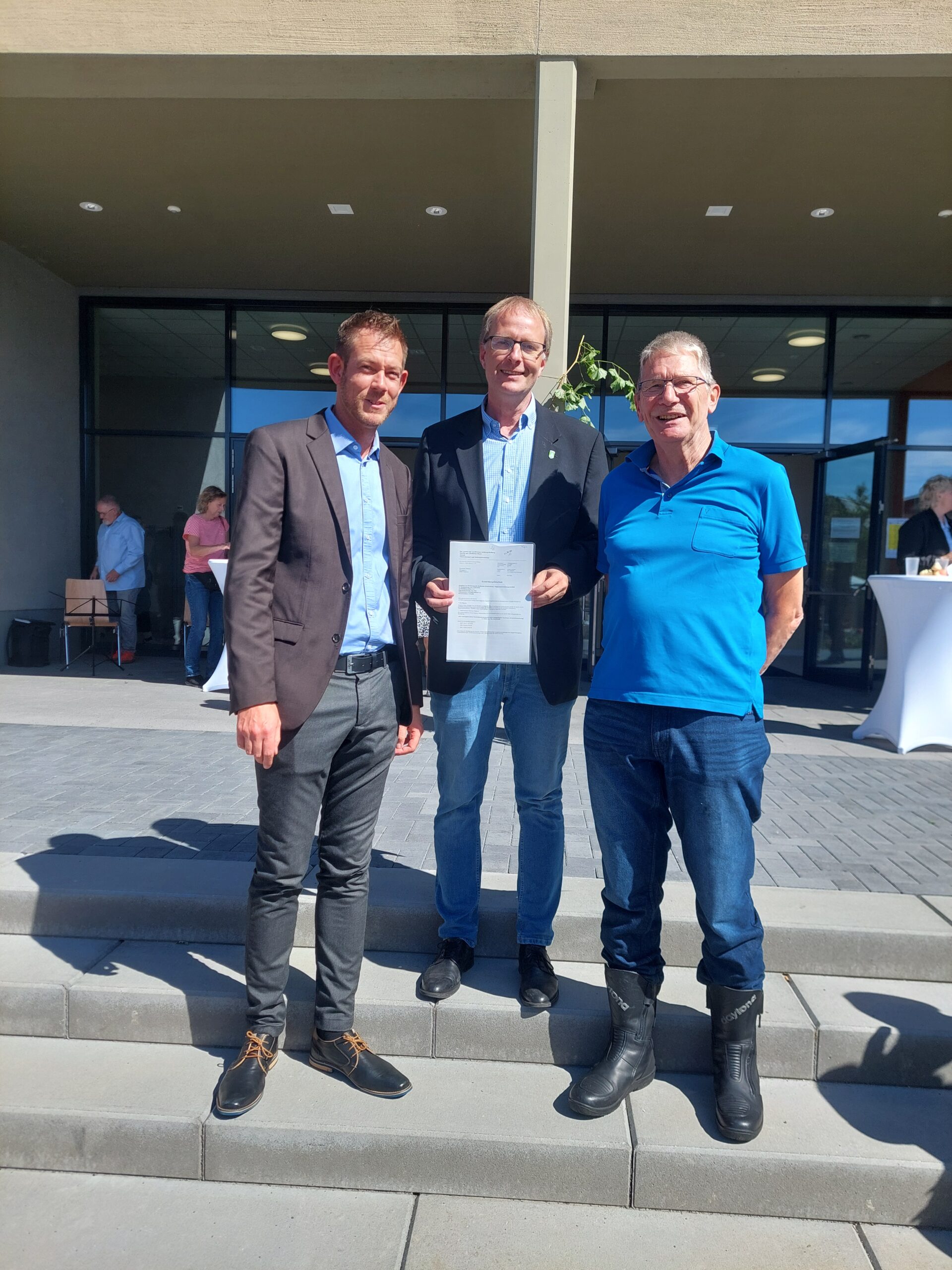 Förderbescheid für den Lückenschluss der Radwegeverbindung zwischen Esch und Niederems übergeben